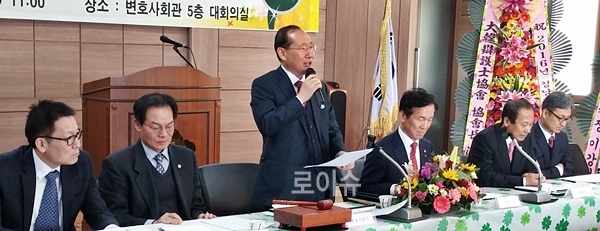 ▲황석보회장이인사말을하고있다.(사진왼쪽부터진주지회박석곤회장,경남지방변호사회김재상재무이사ㆍ황석보회장,하창우대한변협협회장,경남지방변호사회변재범부회장ㆍ백성근감사).