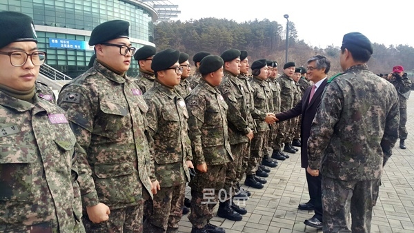 ▲홍덕률대구대총장이26일충북괴산에위치한육군학생군사학교를방문해학군단후보생들과일일이악수를나누며격려하고있다.(사진제공=대구대)