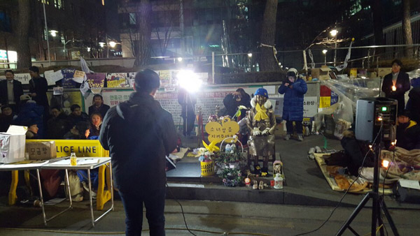 ▲2일주한일본대사관앞‘소녀상지킴이’노숙농성장방문한서울변호사회인권위원들(사진=김한규서울변호사회장페이스북)