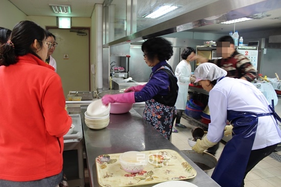 ▲짜장면을직접만들어점심봉사를하고있다.(사진제공=한국법무보호복지공단부산지부)
