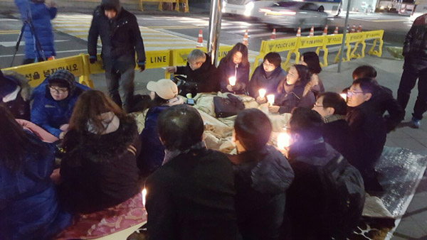 ▲2일주한일본대사관‘소녀상지킴이’노숙농성장방문한서울변호사회인권위원들(사진=김한규서울변호사회장페이스북)