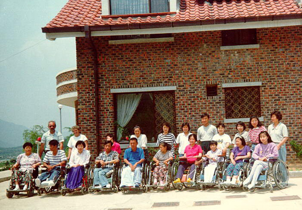 좌측위쪽.벨기에국적의세스테벤스디디에신부(사진=법무부)