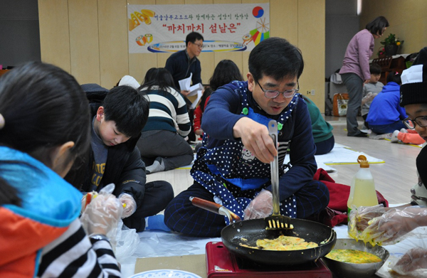 ▲아들과함께김승만소장전부치기/사진=서울남부교도소