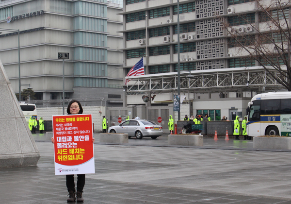 16일광화문광장에서1인시위를하는하주희변호사(사진제공=민변장연희사무차장)