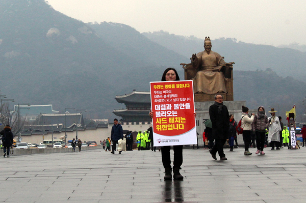16일광화문광장에서1인시위를하는하주희변호사(사진제공=민변장연희사무차장)