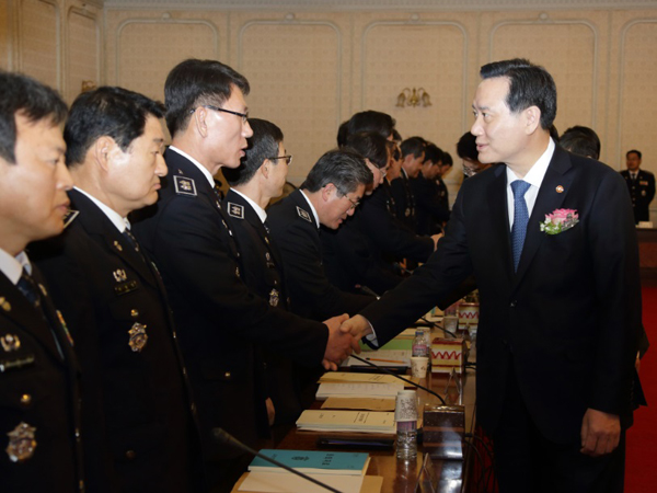 김현웅법무부장관이11일오전정부과천청사대회의실에서개최된2016년전국교정기관장회의에서참석자들과악수를하고있다.(사진=법무부)