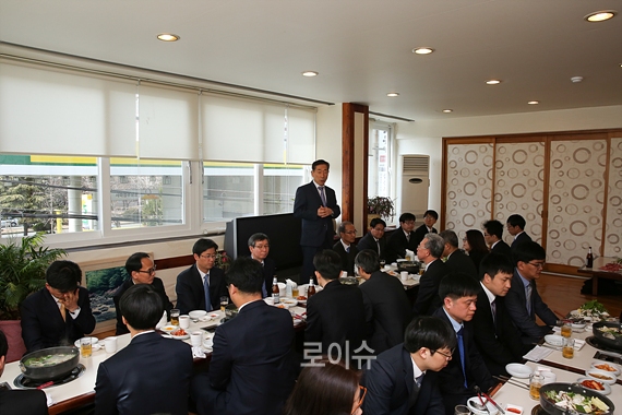 윤인태부산고법원장이격려의말을전하고있다.(사진제공=부산고법)