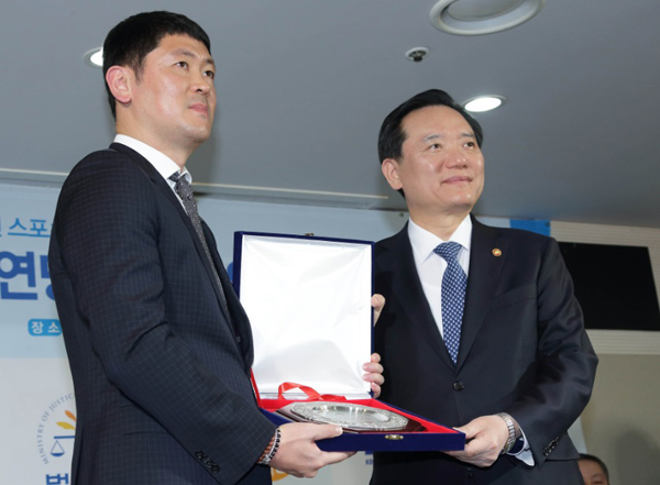 김현웅법무부장관이17일서울강남구KBL센터에서열린배려,법질서실천운동과클린스포츠문화확산을위한법무부·한국프로농구연맹업무협약체결식에서홍보대사로위촉된추승균감독(왼쪽)과기념촬영을하고있다.(사진=법무부)