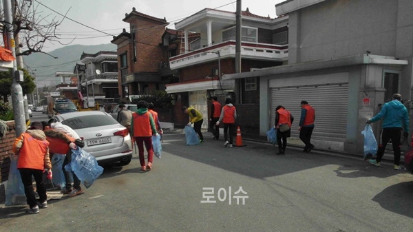 사회봉사국민공모제신청에따라사회봉사명령대상자들이투입돼대청소봉사활동을벌이고있다.(사진제공=창원보호관찰소)