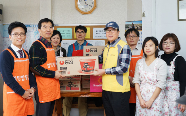 황상철차장이물품을전달하고있다(사진=법제처)