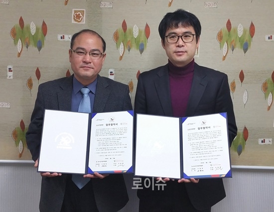 부산동구선관위와부산동구시니어클럽이업무협약서를내보이며기념촬영.(사진제공=부산동구선관위)