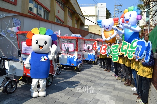 이바구자전거홍보단발대식을갖고공명선거홍보활동을벌이고있다.(사진제공=부산동구선관위)