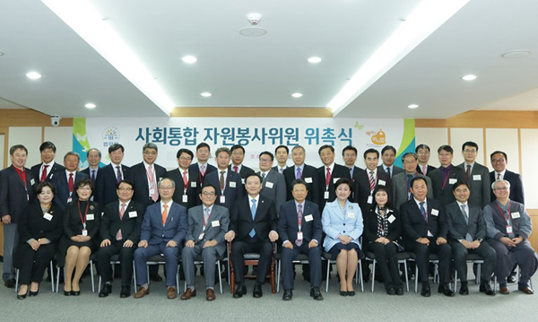 김현웅법무부장관이28일오후정부과천청사법무부대회의실에서이민자와의교류확대,자립지원,권익증진을돕기위해사회통합자원봉사위원으로위촉된위원및관계자들과기념촬영을하고있다.(사진=법무부)