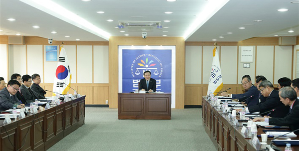 김현웅법무부장관이28일오후정부과천청사법무부대회의실에서이민자와의교류확대,자립지원,권익증진을돕기위해사회통합자원봉사위원으로위촉된위원들과대화를하고있다.(사진=법무부)