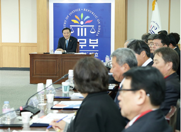 김현웅법무부장관이28일오후정부과천청사법무부대회의실에서이민자와의교류확대,자립지원,권익증진을돕기위해사회통합자원봉사위원으로위촉된위원들과대화를하고있다.(사진=법무부)