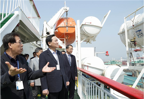 김현웅법무부장관이2일인천항제1국제여객터미널방문,여객선에승선하여안전에대하여점검해줄것을당부하고있다.(사진=법무부)