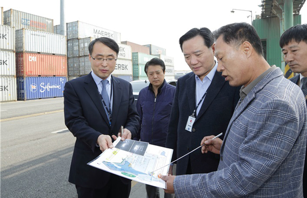 김현웅법무부장관이2일인천항제1국제여객터미널제4부두,밀입국현장을방문하여재발방지를위하여철책보완에신경을써줄것을당부하고있다.(사진=법무부)