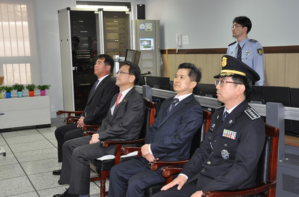 서울남부교도소보안본부중앙통제실보안현황브리핑청취하는이창재법무부차관(우측두번째-사진법무부)