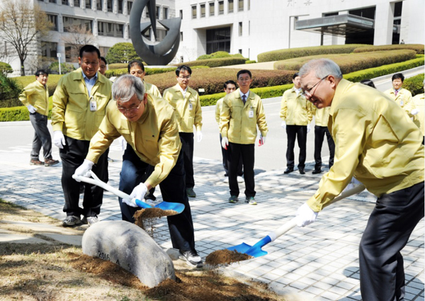 양승태대법원장(우)과고영한법원행정처장이'소통길'비석을세우고있다.(사진=대법원)