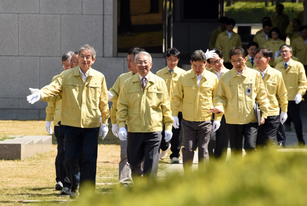 양승태 대법원장과 고영한 법원행정처장 제71회 식목일 행사