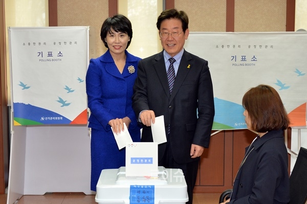 이재명성남시장과부인김혜경씨가4ㆍ13총선사전투표에참여하고있다.(사진제공=성남시)