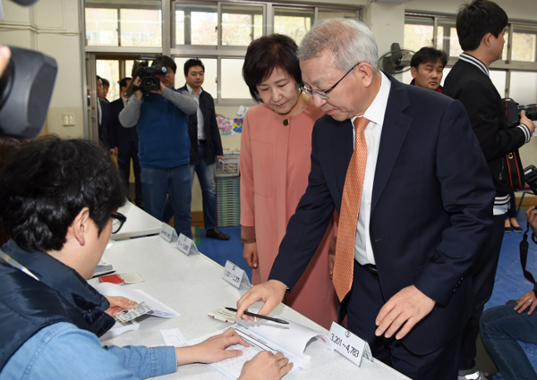 부인김선경여사와함께투표하는양승태대법원장(사진=대법원)