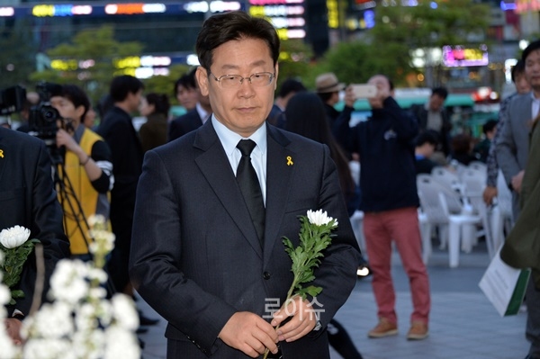 세월호분향소참배를하고있는이재명성남시장.(사진제공=성남시)