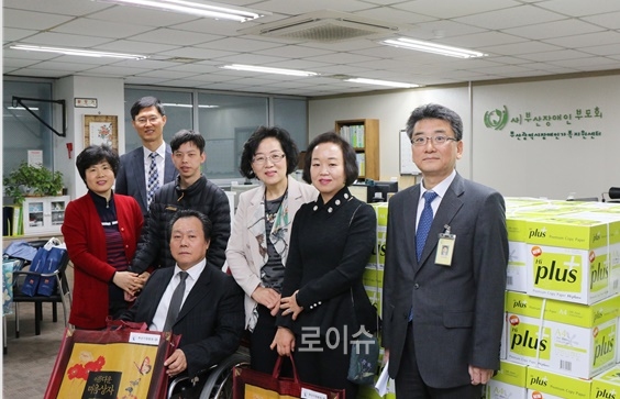 문형배부산가정법원장(사진우측)이장애인지원사업에대한설명을듣고장애인들을위한부산가정법원의사법지원방안에대해토론하고있다.(사진제공=부산가정법원)