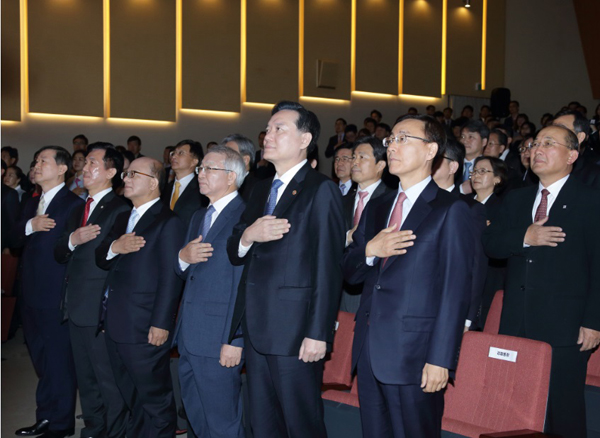 김현웅법무부장관이25일대검찰청별관대강당에서개최된제53회법의날기념식에서국민의례를하고있다.(사진=법무부)