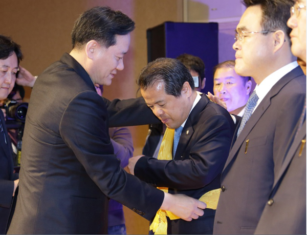 김현웅법무부장관이25일대검찰청별관대강당에서개최된제53회법의날기념식에서위철환변호사에게국민훈장무궁화장을시상하고있다.(사진=법무부)