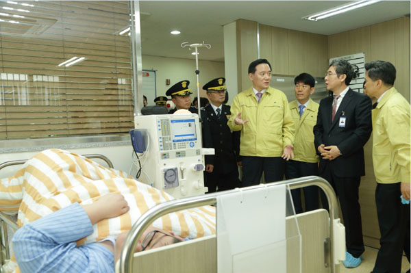 김현웅법무부장관이29일대전유성구에위치한대전교도소를방문해인공신장실(혈액투석실)현장을확인하고있다.(사진=법무부)