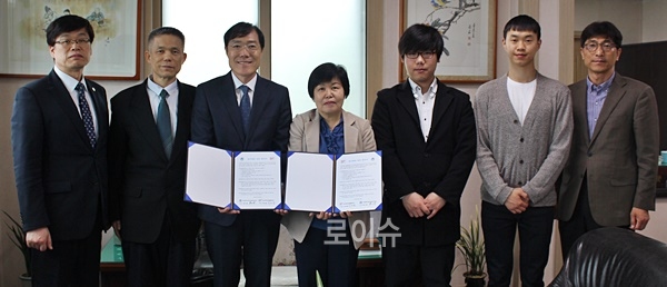 박외병학과장(사진왼쪽세번째)과백기영지부장등이업무협약서를내보이며기념촬영.(사진제공=한국법무보호복지공단부산지부)