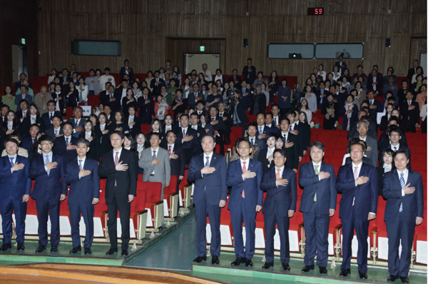 김현웅법무부장관이2일정부과천청사지하대강당에서개최된신임검사임관식에서국기에대한경례를하고있다.(사진=법무부)