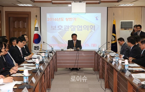 이강원법원장이위촉장을수여하고있다.(사진제공=창원지법)