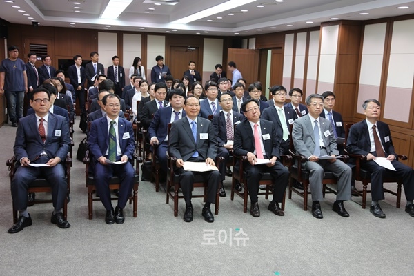(앞줄왼쪽세번째)황석보회장,(앞줄왼쪽네번째)안창환교육이사등변호사들이설명을듣고있다.