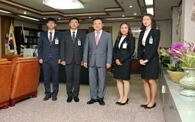 재판연구원4명이이강원법원장과기념촬영.(사진제공=창원지법)