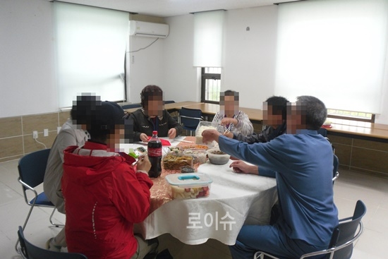 안락한분위기의가족접견실에서소중한시간을갖고있다.(사진제공=진주교도소)