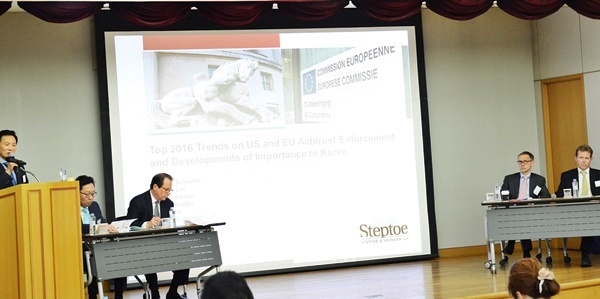 법무법인(유한)태평양의이병주고문이세미나환영인사를하고있다.