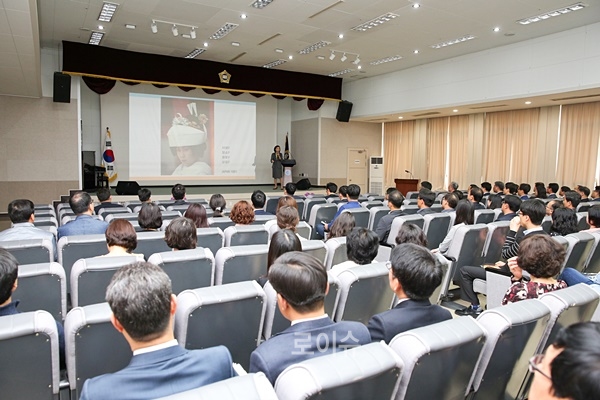 창원대의류학과박혜원교수가법관및직원,시민등100여명이참석한가운데강연을하고있다.(사진제공=창원지법)