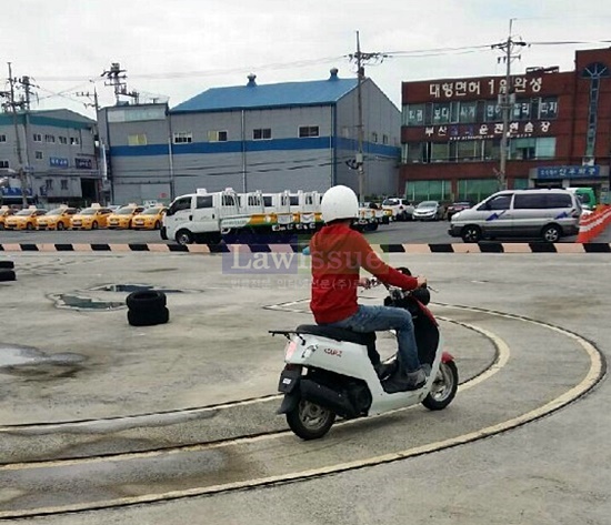 보호관찰 처분을 받은 대상자가 원동기운전면허시험 실기에 임하고 있다.(사진제공=부산보호관찰소)