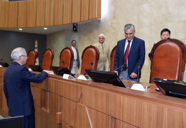 양승태 대법원장이 대법정을 소개하고 있다.