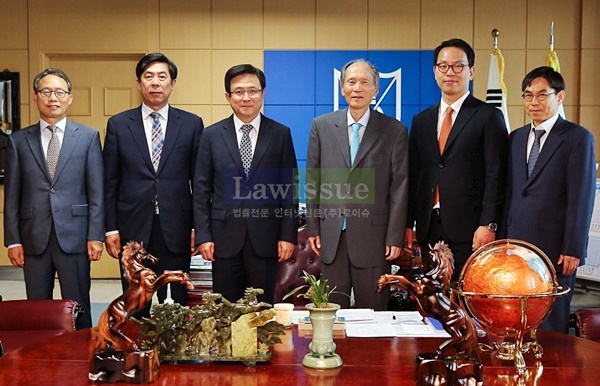 이강원 법원장(사진왼쪽 3번째)과 박재규 총장(왼쪽 네 번째)이 담소를 나누고 직원들과 기념촬영