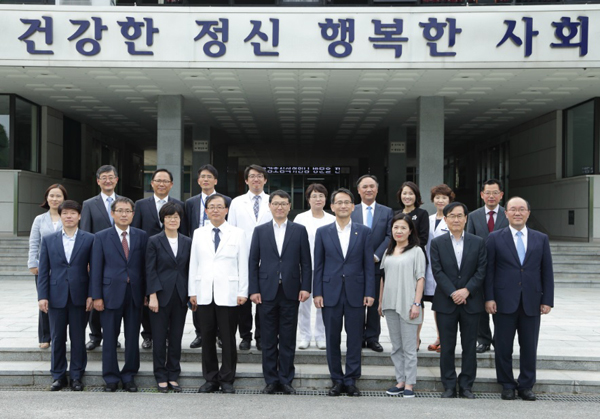 이창재 법무부 차관이 23일 충남 공주시에 있는 치료감호소를 방문하여 치료감호심의위원회 위원 등 관계자들과함께 기념촬영을 하고있다.(사진=법무부)