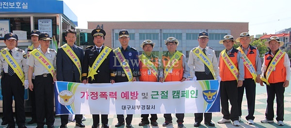 1일 명예경찰서장으로 위촉된 최종석 경찰발전위원회 4대악 사회근절 캠페인을 하고 있다.