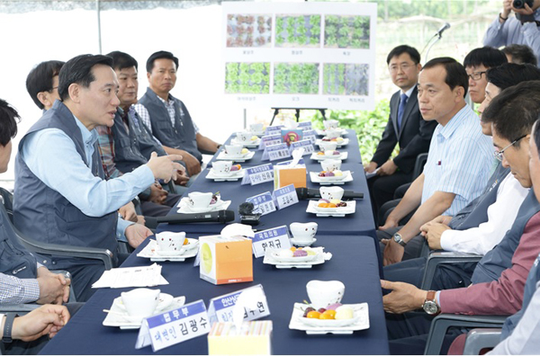 김현웅 법무부 장관이 25일 경기도 시흥시에 있는 안산보호관찰소(준법지원센터) 나눔농장을 방문하여 김윤식 시흥시장 등 지역 관계자들과 이야기를 나누고 있다.(사진=법무부)