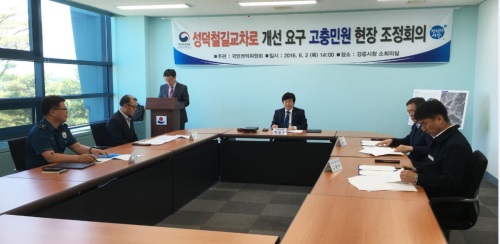 권익위, 역주행 사고 잦은 강릉 성덕철길 교차로…‘개선책 마련’