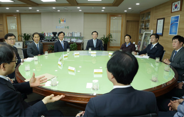 김현웅 법무부 장관이 2일 오후 수원시청 대강당에서 개최된 「 마을변호사 3주년 기념식」에 앞서 하창우 대한변호사협회 협회장 등 내빈들과 환담을 나누고있다. (사진제공=법무부)