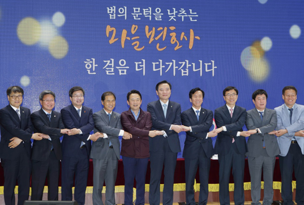 김현웅 법무부 장관이 2일 수원시청 대강당에서 개최된「 마을변호사 3주년 기념식」에서 경기도·수원시·용인시·화성시·오산시와 경기중앙지방변호사회, 수원지방검찰청 간의 「경기남부지역의 법률서비스 확충을 위한 업무협약」을 맺고 기념촬영을 하고있다.