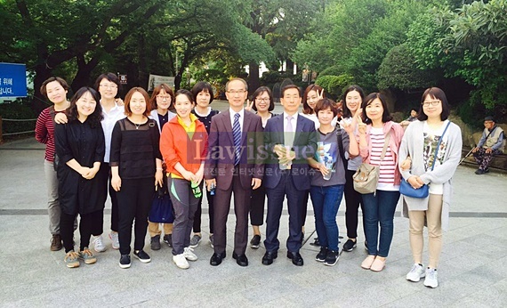 윤인태 부산고법원장(앞줄 우측 네번째)이 심재금 사무국장(앞줄 왼쪽 네번째) 등 직원들과 산책을 하고 기념촬영.