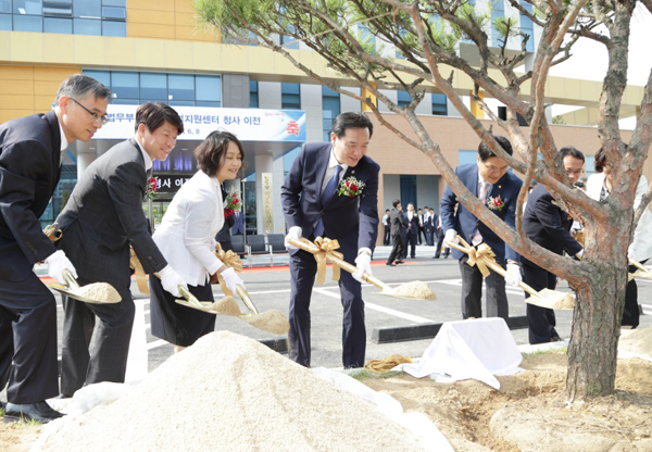 김현웅 법무부장관이 8일 경기 북부 행정단지 내 의정부준법지원센터 청사 이전식에서 기념식수를 하고있다.